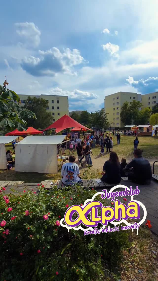 Letzte Woche waren wir Teil eines besonderen Festes: Der Kinderklub „Unser Haus“ feierte sein 30-jähriges Jubiläum!
Gemeinsam mit vielen Kooperationspartnern wurde dieser besondere Anlass gebührend gefeiert. An unserem Stand konnten alle, die Lust hatten, ihre eigenen Beutel mit Siebdruck bedrucken.
Danke an alle Akteure, Organisatoren und Besucher*innen für die schöne Atmosphäre und herzlichen Glückwunsch an „Unser Haus“ zum 30. Geburtstag!
Gefällt euch das Reel? Dann lasst uns gern ein ❤️ da!
#JugendclubAlpha #Potsdam #UnserHaus