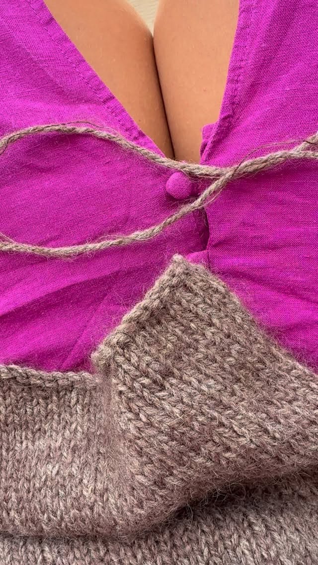 Tuto Tricot ❤️ RELEVER ET TRICOTER DES MAILLES ? C’est quoi ?
C’est piquer à travers le V de la maille et en ressortir avec le fil.
On a alors une nouvelle maille sur notre aiguilles.
On répète ce geste jusqu’à voir le nombre de mailles voulu.
Et on pique bien à travers le V de la maille et pas sur le rang de montage. Cela fait une finition et rendu parfait.
Fils • @lainesduvalgaudemar @yarnbysimone
______________________________
#atelieremiliedesigns #tutotricot
tricot - Knit - knitting - tuto tricot