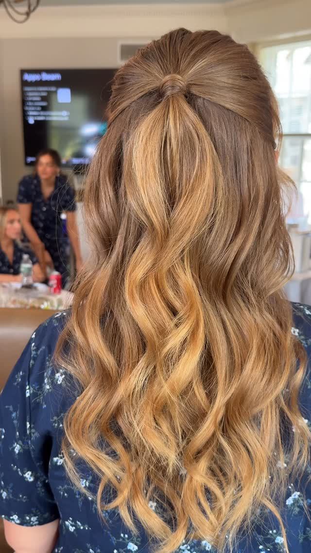 Half up half down hairstyle by artist Alena
.
.
.
.
.
.
.
.
.
.
#bridalhairnyc #bridalhairstylistnewyork #nycbridalhair #nycbridalhairstylist #bridalhairdonyc bridalupdonyc