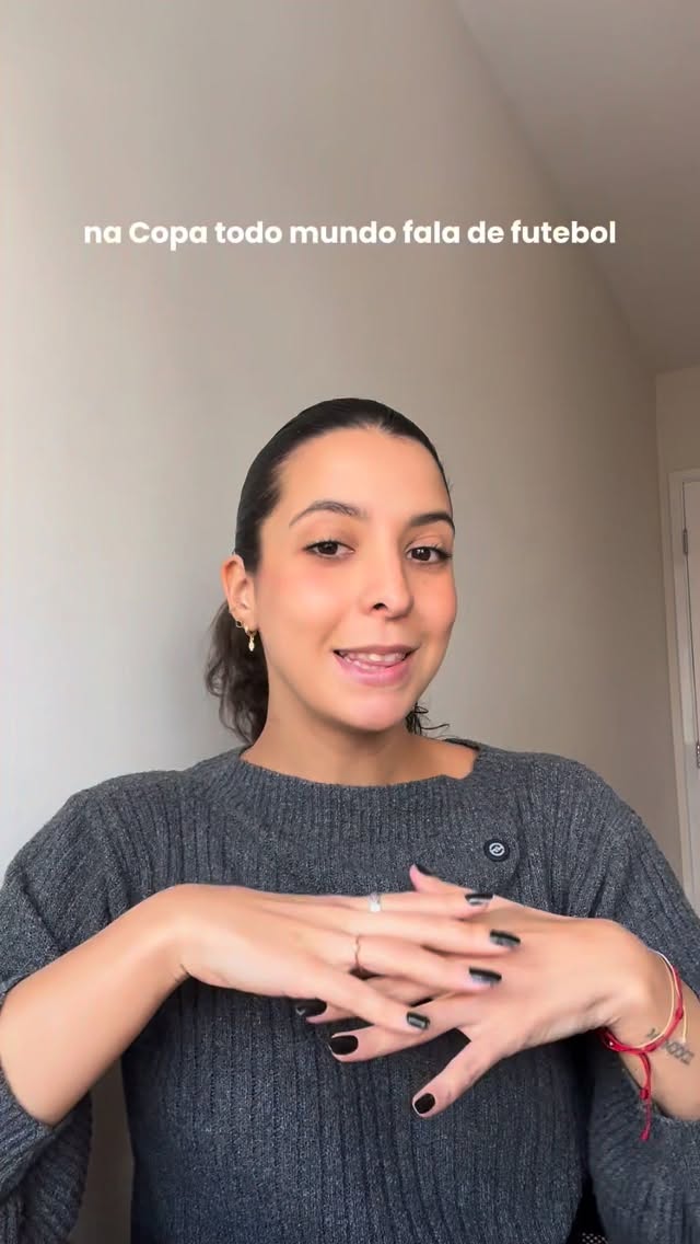 O licor Curaçao NÃO é naturalmente azul 💙🇨🇼
A versão original surgiu na ilha de Curaçao, no Caribe, e é produzida com a casca de uma laranja amarga chamada laraha 🍊
O mais curioso?
O licor tradicional normalmente é transparente ou levemente amarelado.
A famosa cor azul veio depois - principalmente por marketing e identidade visual 👀
Porque uma bebida azul chama MUITA atenção.
E foi assim que o Blue Curaçao virou um dos licores mais reconhecidos do mundo.
👉 Qual país você quer ver no próximo episódio?
#copadomundo #curacao #licor #curiosidades #drink