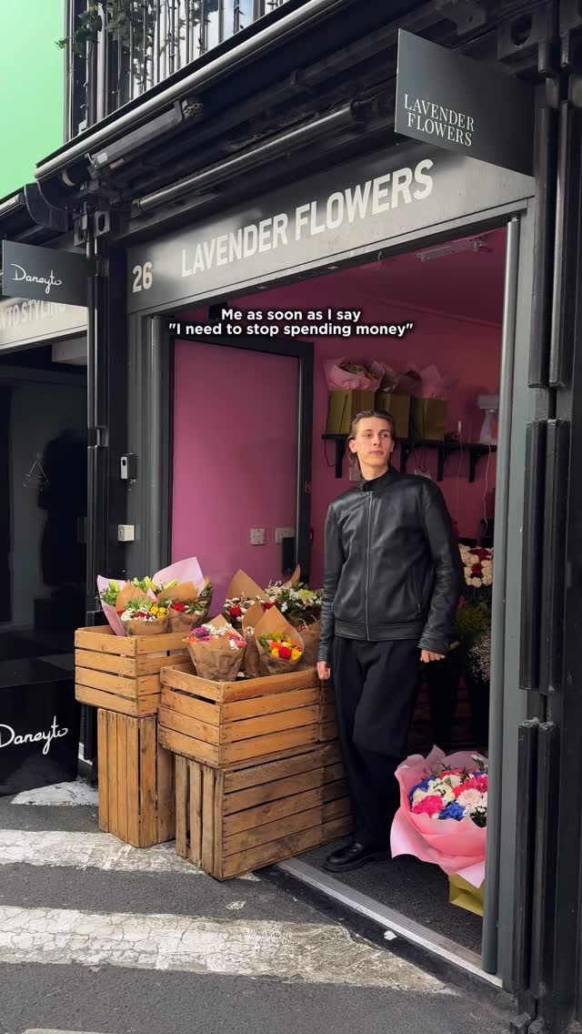 Always the same thing 😂💐
#michaeljacksonfan #michaeljacksondance #flowerdeliverylondon #londonflowers #bestprices
