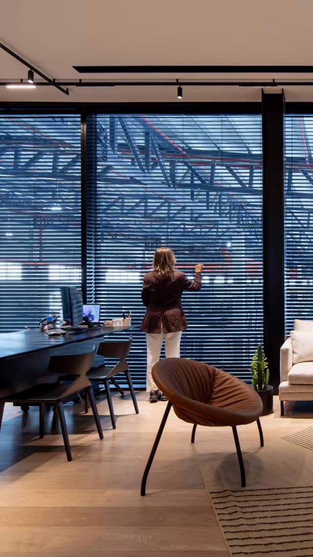 OFFICE WITHIN A FACTORY | Beyond the glass lies the factory floor.
סביבת עבודה שמחוברת לעשייה היומיומית של החברה ועם זאת מאפשרת שקט וריכוז.
@alumcon_gr
@aluminum_construction_group @sharontzarfati
@parqueteam_woodstone
@rihutim_
@pitaro.il
@light_in_herzliya
@innovate.ltd
@twom.2m
@hezibank_official
@laminam_israel
@cosentino_israel