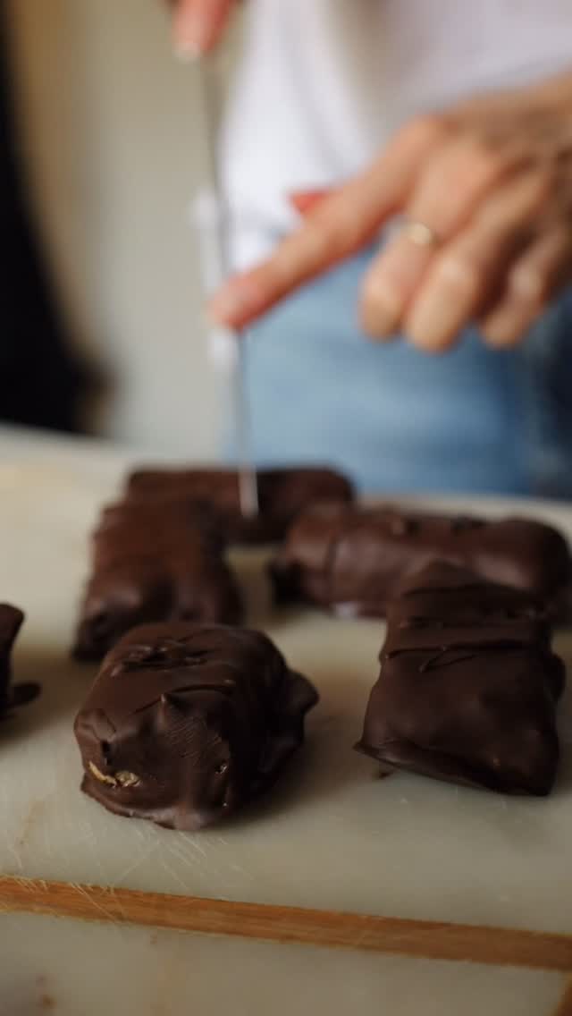 Chapter 40:
The Birthday Cake has been replaced by these Almond Snickers Bars.
The full recipe is now available on my blog!
#healthierdessert #snickersbars #veganerezepte #foodblogger