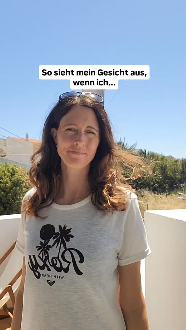 Ja, jeder hat so sein Laster. Ohne Kaffee am Morgen geht es bei mir nicht. Zuviel Kaffee erträgt mein sensibles Nervensystem auch nicht. Deshalb habe ich auf 2 Tassen pro Tag reduziert und schaue, dass ich nach 14 Uhr keinen mehr trinke, um abends gut einschlafen zu können. Ansonsten gibt es ja noch die koffeinfreie Variante.
📨Schick das Video an eine/n Kaffeeliebheber/in oder markiere sie/ihn in den Kommentaren⬇️.
Herzlich, Jacky 🦋