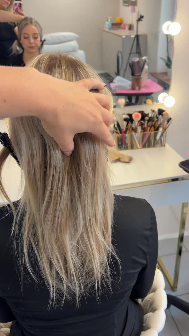 ✨ Vorher ➡️ Nachher ✨
Manchmal braucht es gar keine komplizierte Frisur – sondern die richtige Technik, die passende Form und viele kleine Details, die am Ende den Unterschied machen. 🤍
Aus einem eher feinen, unscheinbaren Ausgangshaar wurde eine romantische, voluminöse Brautfrisur mit weichen Wellen und eleganter Leichtigkeit. Genau die Art von Frisur, die auf Fotos wunderschön wirkt und gleichzeitig den ganzen Tag über feminin und zeitlos aussieht. ✨
Ich liebe diese Verwandlungen, weil sie zeigen, wie viel mit professionellem Styling möglich ist. 💍
Wie gefällt euch dieses Vorher-Nachher? 🌸
#brautfrisur #brautstyling #hochzeitsfrisur #bridalhair #weddinghair