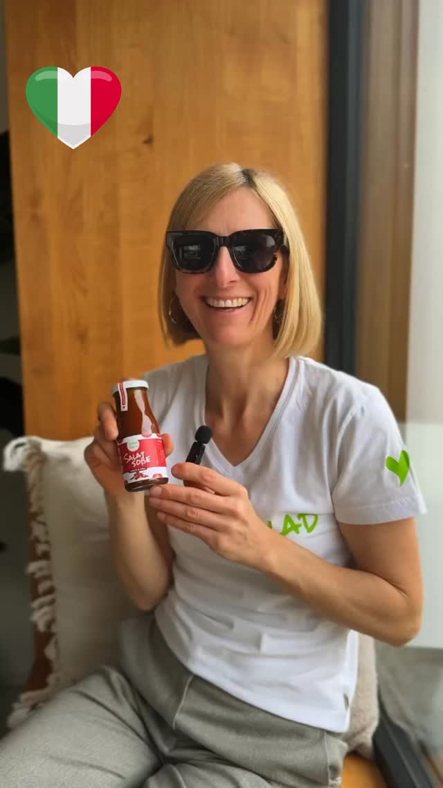 SALATSOẞE? JA.
ABER DIESE FLASCHE KANN AUCH PASTA. 🔥🍅
Unsere Tomate & Chili ist fruchtig, würzig und genau richtig scharf, um aus „Ich koch mir schnell Nudeln“ ein kleines Lieblingsessen zu machen.
Einfach Pasta kochen, Tomate & Chili drüber, kurz vermengen — fertig.
So schnell geht glücklich essen. 🍝
Und ja: Auf Salat schmeckt sie natürlich auch. Aber ganz ehrlich?
Bei Nudeln wird’s gefährlich lecker.
#happysalad #tomateundchili #pastaliebe #salatsauce #salatdressing