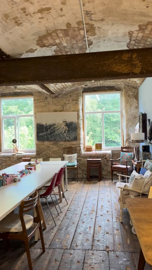 When has the studio ever looked this tidy?! ❤️
I am so looking forward to Ali Ferguson's visit next weekend @thepurplethreadshed
This afternoon we have been polishing and cleaning, and pulling all the stops out ❤️
#littlehouseofvictoria #mossley #embroiderystudio