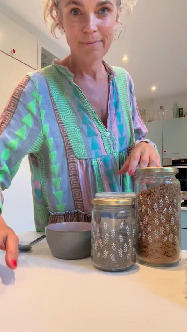 Jeg elsker hjemmelavet koldskål med fibertopping.
Jeg har lavet min koldskål af skyr og kærnemælk, citronsaft og skal, stevia sweet drops, vaniljepulver. Altså en koldskål med mæthed pga mere protein.
I stedet for de klassiske småkager (kammerjunker - som indeholder 2-3 g fiber pr 100 gram) topper jeg med chiafrø (34 g fiber pr 100 gram) med fiberkost (38 g fiber pr 100 gram) og med kokossmil (17 g fiber pr 100 gram) masser af bid, smag og sødme.
Fuldstændig genialt.
Nogle gange får den også lidt tørristede hasselnødder og gojibær.
@hartvigengell #sundesnacks