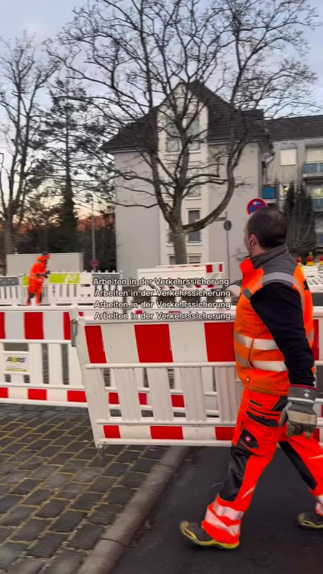 Bock auf einen krisensicheren Job, bei dem du abends siehst, was du geschafft hast?
Arbeiten in der Verkehrssicherung bei ABAS in Frankfurt heißt: Du schützt Menschenleben, machst die Straßen sicherer und arbeitest im besten Team der Region!
Bei uns zählt der Mensch, nicht die perfekte Schulnote. Das erwartet dich:
✅ Ein absolut krisensicherer Arbeitsplatz (Baustellen gibt es immer!)
✅ Überdurchschnittliche Bezahlung & echte Wertschätzung
✅ Familiäres Betriebsklima, flache Hierarchien und regelmäßige Team-Events
✅ Ein Job, bei dem garantiert nie Langeweile aufkommt
Das bringst du mit ⬇️
Egal ob Profi aus dem Handwerk oder Quereinsteiger: Du brauchst einen Führerschein, Motivation und Hände, die zupacken können. Den Rest bringen wir dir bei!
Bock, mit uns sicher vorwärts zu gehen?
Schreibe einfach TRAUMJOB in die Kommentare und wir senden dir den Link direkt per DM!