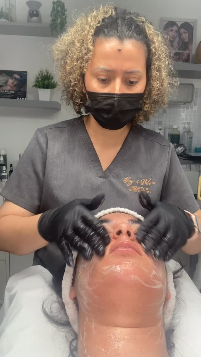 Million Dollar Dermaplaning with eliminate mask.
#milliondollarfacial#milliondollareliminatepeel#