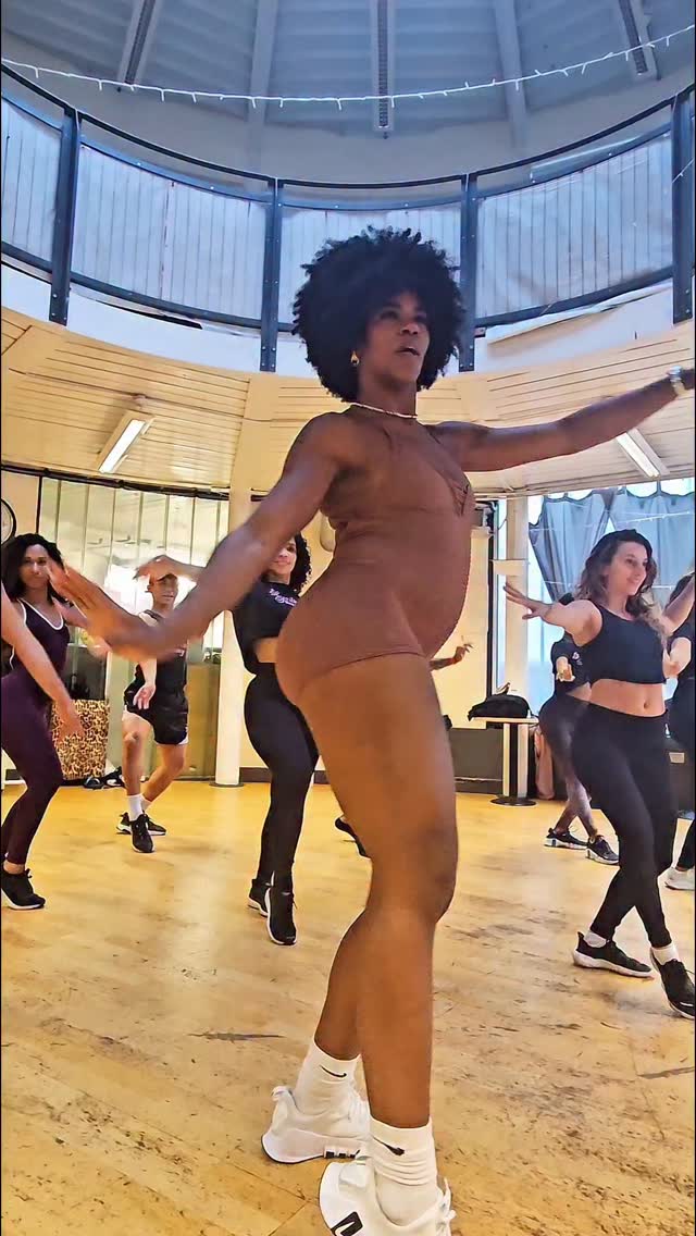 When the student is ready, the teacher appears: we have had the honour of hosting many incredible artists from Rio to teach our team, but this session with @luarabombom was different. From the moment she entered the room every student was welcomed with an embrace. A hush descended; her deep knowledge of the minute details of samba shared intimately over a 2 hour immersion into her world. We didn’t learn steps, we shared lived experience, the meaning of what we were dancing to, the nuance of every instrument, the depth of the lyrics and movement. She flawlessly combined samba with passinho & afro moves as the music demanded, a combination created especially for us.
There are many samba teachers in the world but the humility, wisdom, and open heart of Luara will be remembered for a long time. This was no ordinary class. Thank you Luara for sharing your heart with us. There will always be a special place in London for you ❤️
Thanks @stefi.baila for organising!
#samba #luarabombom #dança #passistas #auladesamba