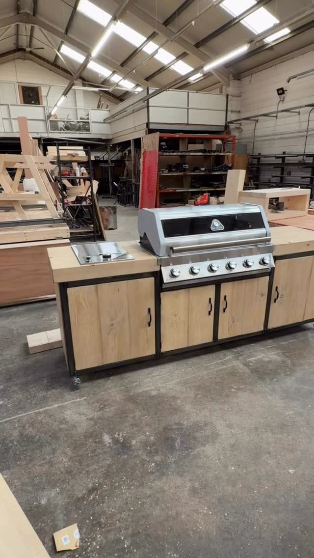 Another bespoke BBQ stand ready for delivery with the Grillstream duel fuel BBQ. Unit steel in clear coat with natural wax wood.
#rccfurniture #bespokefurniture #sheffield #bbq #bbq🍖