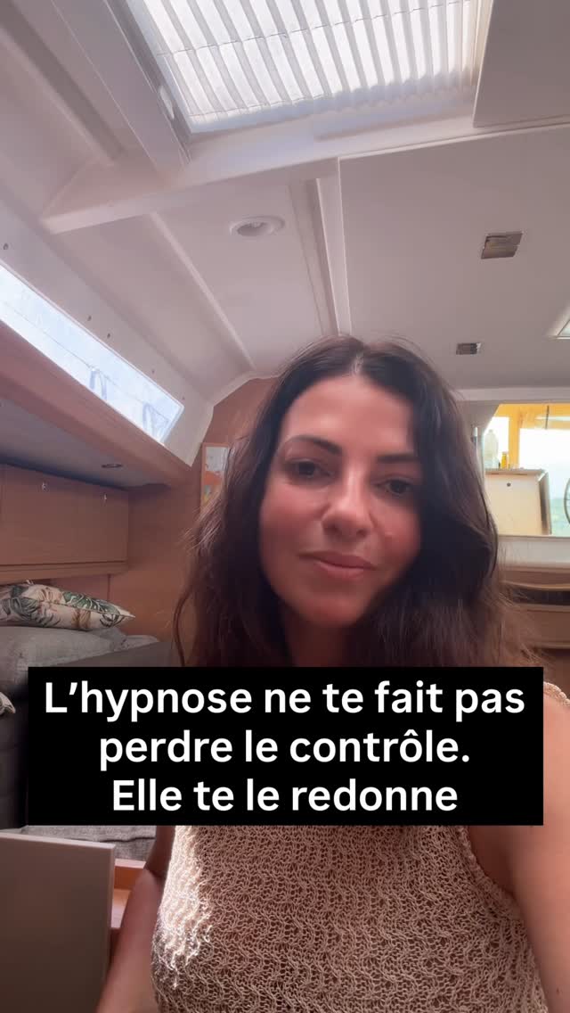 L'hypnose ne te fait pas perdre le contrôle.
Elle te le redonne. 🌿
Tes habitudes alimentaires ne sont pas rationnelles.
Elles sont automatiques.
Gravées profondément par des années de répétition.
La volonté agit sur le conscient.
Les automatismes — eux — sont bien plus profonds.
C'est pour ça que tu sais ce qu'il faudrait faire.
Et que tu ne le fais pas toujours.
Ce n'est pas ta faute.
C'est physiologique.
L'hypnose crée un état de relaxation profonde où ces circuits peuvent être réécrits.
Pas effacés. Réécrits.
Enregistre si tu ne savais pas ça.
👉 Lien en bio @lecarnetnaturo⛵
#hypnose #methodeSNR #naturopathie #minceur #femme40ans