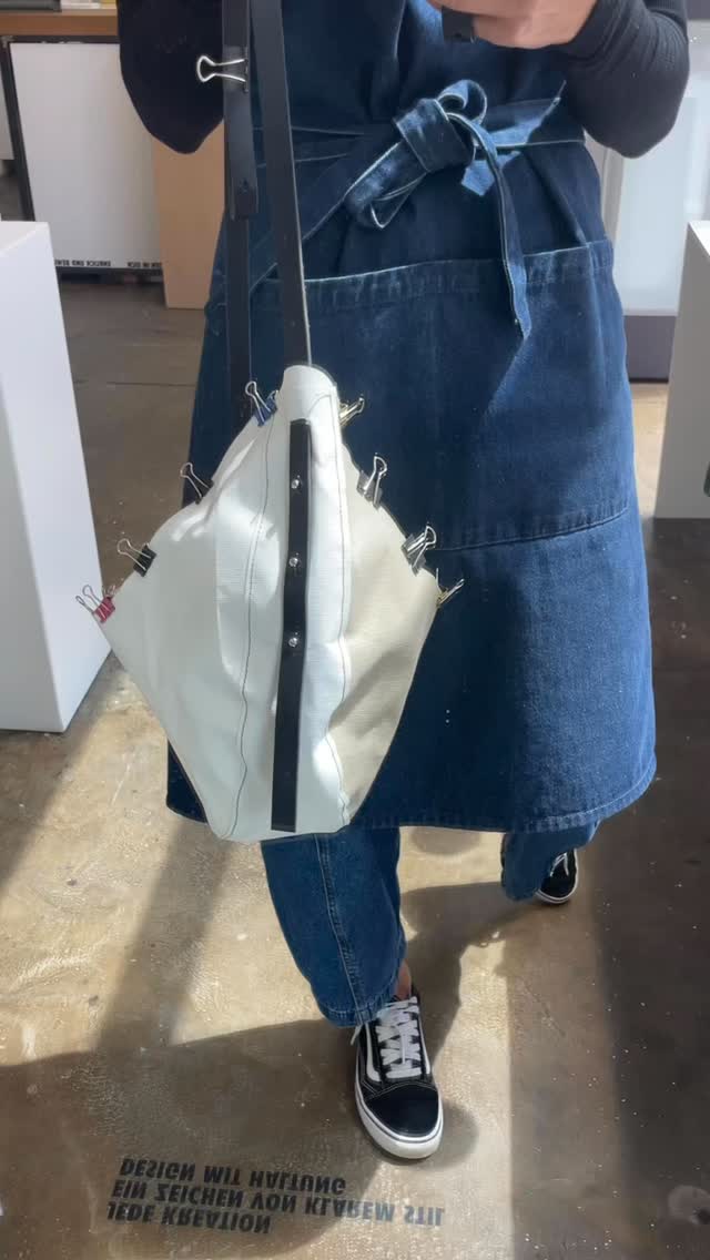 2. Prototyp aus pflanzlich gegerbtem Leder ❤️
Von der Idee zum ersten greifbaren Modell. Die Basis der neuen Ledertasche steht, der Feinschliff kommt: Ein paar Details werden noch reduziert und für den Alltag braucht die Tasche noch einen Verschluss. Wie wäre es mit einem Reisverschluss? Oder Magnet?
Und wie gefällt euch die Form?
#vegetabletanned #ledertaschen #taschenlabel #prototypenbau #minimalistdesign creativeprocess