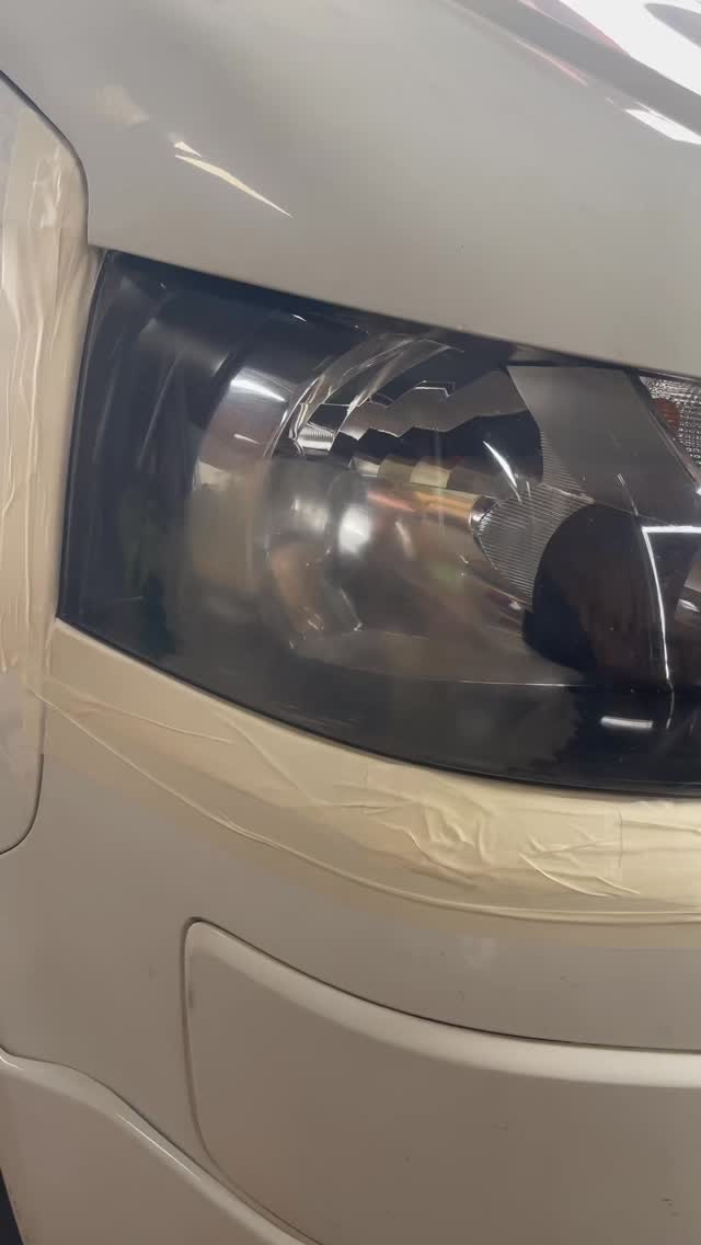 Scheinwerfer #T5 #klaresicht #polish #dampfen #glanzeffekt 💡 Klare Scheinwerfer = mehr Sicherheit
Da wir intensiv im Bereich Glas- und Oberflächenaufbereitung arbeiten, brachte uns ein Kunde seinen VW T5 mit stark vergilbten und matten Scheinwerfern.
Die trüben Scheinwerfer beeinträchtigten besonders nachts die Sicht und die Lichtleistung deutlich.
Für uns kein Problem!
Die Scheinwerfer wurden professionell und sorgfältig vorbereitet und anschließend mit unserer speziellen Dampftechnik aufbereitet.
✨ Ergebnis: klare, glänzende Scheinwerfer und deutlich bessere Sicht bei Dunkelheit.
Der Kunde kann nun wieder sicher und ohne Einschränkungen fahren.
📸 Im Vorher-/Nachher-Vergleich ist der Unterschied deutlich zu erkennen.
⏳ Warten Sie nicht zu lange!
Egal ob Glas oder Plexiglas – wir beraten Sie gerne und finden die passende Lösung für Ihr Fahrzeug.
📞 Kontaktieren Sie uns für ein individuelles Angebot.