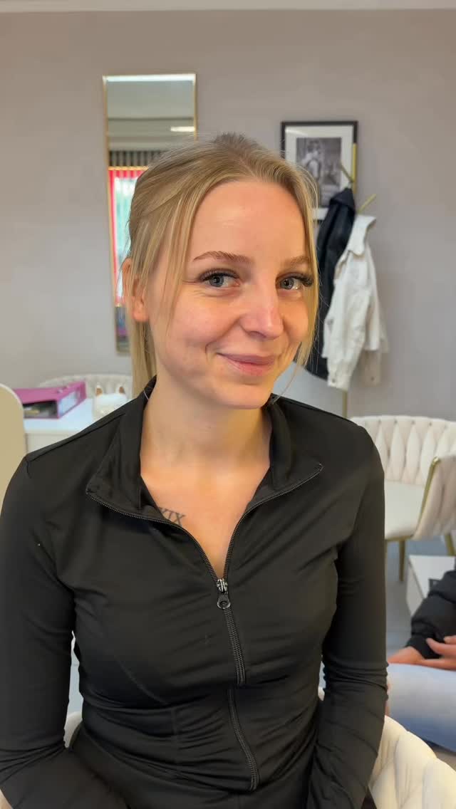 Du kaufst immer wieder neue Make-up-Produkte.
Du schaust Tutorials.
Du probierst Techniken aus.
Und trotzdem schaust du in den Spiegel und denkst:
„Irgendwie sieht es bei mir nie so aus wie bei den anderen.“
Kommt dir das bekannt vor?
Dann fehlt dir nicht noch mehr Make-up.
Du brauchst jemanden, der dir zeigt, welche Produkte, Farben und Techniken wirklich zu deinem Gesicht passen.
In meinem persönlichen Make-up-Kurs lernen wir genau das – Schritt für Schritt und ganz ohne Überforderung.
✨ 130 € inklusive Starterset mit ausgewählten Cosart-Produkten, die ich selbst täglich bei meinen Kundinnen verwende.
📩 Schreib mir einfach „KURS“, wenn du mehr erfahren möchtest.
#makeupkurs #berchtesgadenerland #salzburg #badreichenhall #mua