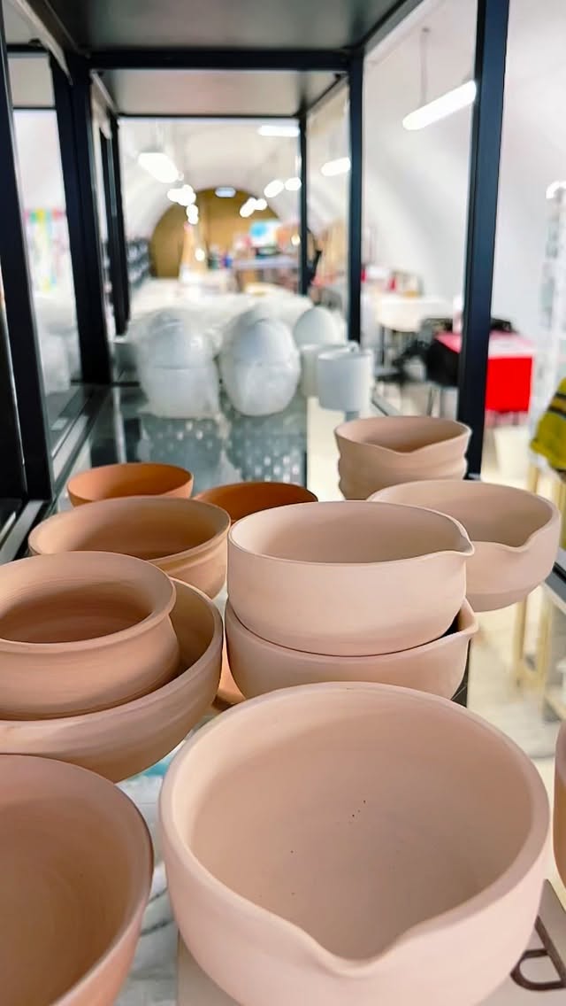 Extra! Extra! Your weekly studio news update from @tokenstudiolondon is officially live! 📰✨
From last-minute Father’s Day gifts and incredible pottery masterpieces, to custom beauty creations and pure gold Jesmonite flakes—the studio was absolutely buzzing this week.
We’ve got absolute beginners and little prodigies showing everyone exactly how it’s done.
Which clip is your favorite? Let us know in the comments! 👇#tokenstudiolondon #craftclasslondon #potteryworkshop #jesmoniteterrazzo #diycrafts
