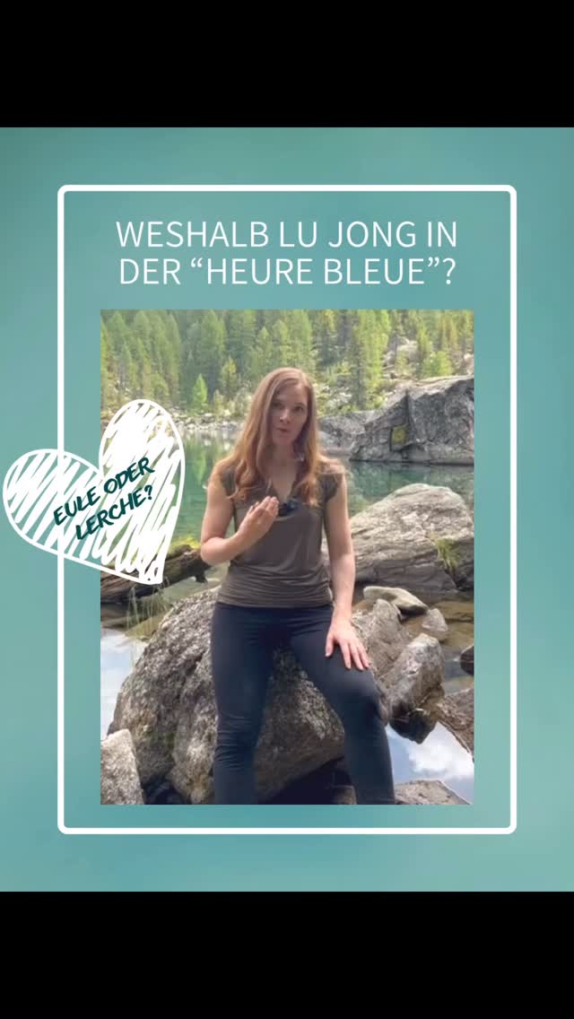✨WESHALB LU JONG IN DER HEURE BLEUE?
Ja, sie ist eine magische Zeit. Aber es steckt mehr dahinter.
🦌NICHT NUR FÜR LERCHEN UND EULEN
ist die Morgen- und Abenddämmerung eine grossartige Zeit.
❓️WUSSTEST DU, DASS...
gemäss der tibetischen fünf Elemente Lehre vor Sonnenaufgang und nach Sonnenuntergang das Raumelement am stärksten präsent ist?
🤩DAS DIENT UNS,
denn genau dann:
💨 … öffnen sich unsere energetischen Kanäle leichter
🌬️ … fließt der Atem freier und tiefer
🧘♀️ … entfaltet sich die Wirkung von Lu Jong intensiver
😍ES IST D-E-R MOMENT,
um frühmorgens deine Leber in Schwung zu bringen.
Oder abends von einem hektischen Tag loszulassen und den Geist zu beruhigen.
🥰WILLST DU DIE HEURE BLEUE IM EICHENHAIN ERLEBEN?
❣️❣️
💃SEI DABEI BEIM LU JONG SUMMERSPECIAL💃
❣️❣️
🗓️WANN:
Von Ende Juni bis Anfang August.
Jeweils Do, 19-20 Uhr.
Wähle flexibel 2 - 6 Wunschtermine.
📍WO:
Im Eichenhain bei der Busstation Friedhof Uetliberg in Zurich.
Bei schlechtem Wetter findet Lu Jong im Platzhirsch in Zuerich-Wiedikon,
am Bernhard-Jäggi-Weg 35 statt.
ℹ️ALLE INFOS FINDEST DU IM LU JONG LINK IN DER BIO.
😍GÖNNE DIR EINE LIEBEVOLLE SOMMER-AUSZEIT.
und erlebe, wie Lu Jong Blockaden löst
und deine innere Balance stärkt.
❣️❣️
💌MELDE DICH JETZT PER DM AN.💌
Ich freu‘ mich von Herzen auf dich.
❣️❣️
❓️WAS IST LU JONG?
🧘♂️Das tibetische Heilyoga ist eine uralte Bewegungspraxis der tibetischen Medizin. Sie löst Blockaden auf physischer, geistiger und energetischer Ebene. Lu Jong verhilft dir zu mehr Gesundheit, innerer Ruhe und Ausgeglichenheit.
💪Die Praxis kombiniert Bewegungsabläufe mit gezieltem Atmen. Der Fokus liegt auf sanfter Arbeit mit der Wirbelsäule, umfasst aber auch Übungen zur Beweglichkeit oder Stärkung der Vitalorgane.
❣️BIST DU EULE ODER LERCHE?
Praktizierst du Yoga lieber abends oder morgens?
Ich freue mich auf deine Inspirationen dazu in den Kommentaren.
