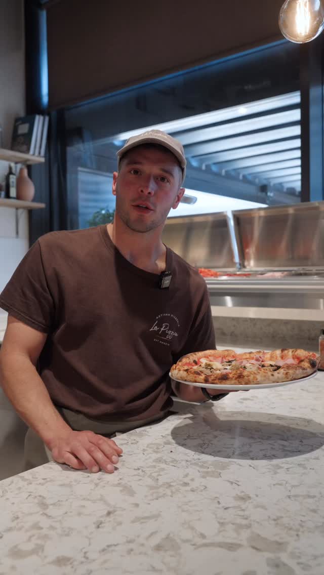 A true classic. On the menu for good reasons. 🇮🇹
Marco breaks down our Capricciosa - tomato base, fior di latte mozzarella, ham, mushrooms, artichokes and olives on a cloud of Neapolitan dough.
See you at La Pizzica this weekend ☀️
#lapizzica #cambridge #pizzaiolo #neapolitanpizza #capricciosa