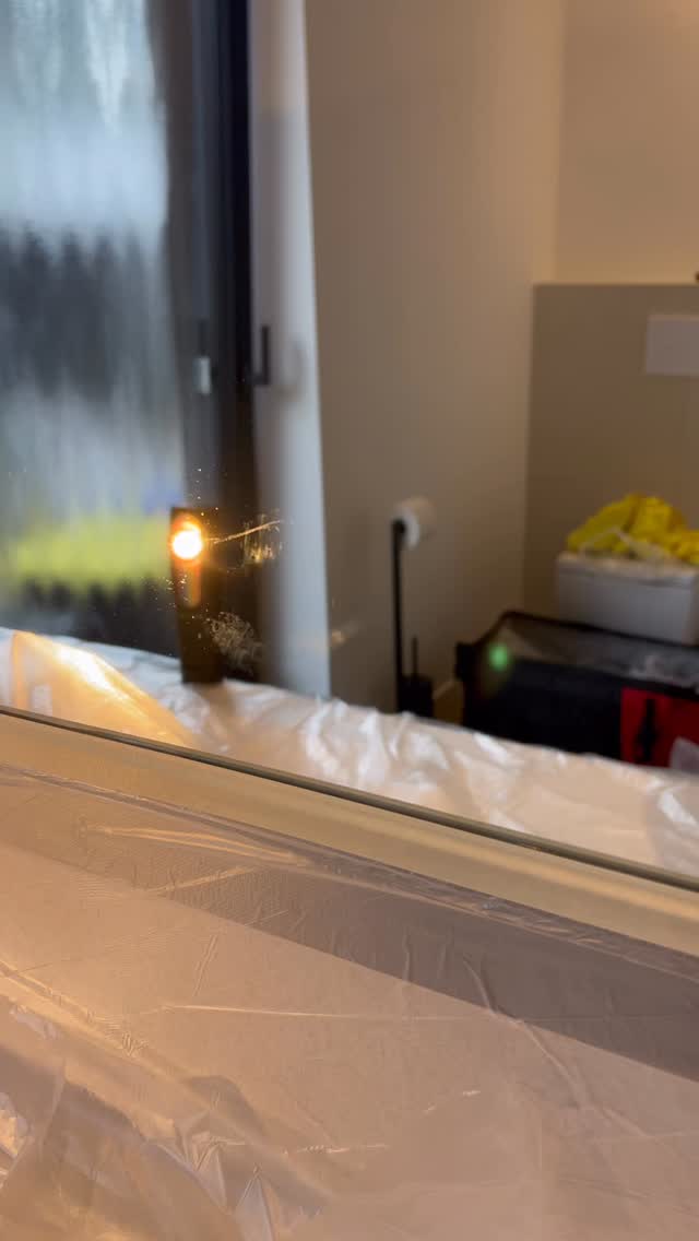 #spiegel #glasreparatur #kratzerentfernung #vorhernachher #aufbereitung Kratzer im Badezimmerspiegel? Nicht immer ist ein Austausch notwendig!
Ein Kunde hat uns kontaktiert, nachdem beim Einbau seines Badezimmerspiegels Kratzer entstanden waren. Da der Spiegel bereits verklebt war, hätte ein Austausch viel Aufwand und zusätzliche Kosten verursacht.
Nach einer Besichtigung vor Ort konnten wir die Kratzer professionell aufbereiten und deutlich verbessern.
✨ Das Ergebnis spricht für sich – im Vorher-/Nachher-Vergleich ist der Unterschied deutlich zu erkennen.
💡 Es muss nicht immer alles ersetzt werden. Oft lässt sich mit der richtigen Technik eine passende Lösung finden.
📞 Haben auch Sie Kratzer auf Glas- oder Spiegeloberflächen? Melden Sie sich gerne bei uns. Wir beraten Sie ehrlich und erstellen Ihnen ein individuelles Angebot.