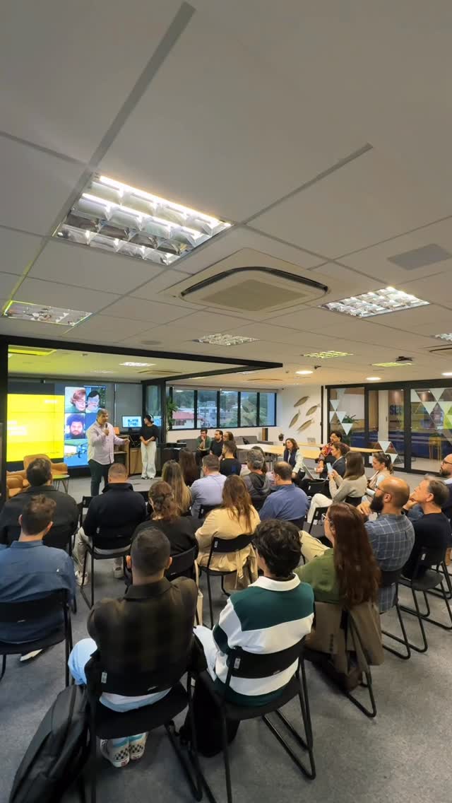 Um espaço onde empresas de tecnologia e startups do setor educacional se encontram para trocar experiências, compartilhar aprendizados e construir, juntos, novas possibilidades para o futuro da educação.
Em um painel especial, contamos com convidados de referência.
Tivemos também a presença de Luana Baixo, gestora de Educação Empreendedora no @sebraesc, e de Alberto Hazuki, proprietário da @maplebearfloripa e @maplebearfloripanorte, que caminha com a gente na I.GO for Education, compartilhando aprendizados que conectam a prática escolar às demandas do mundo real.
É sobre isso: criar pontes para que a educação viva, na prática, a inovação e o futuro.
