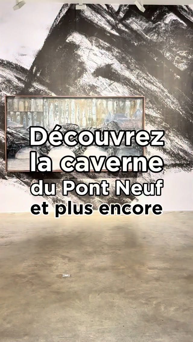 Vous en avez certainement entendu parler hier. La caverne du Pont Neuf, dont l’ouverture avait été repoussée suite à de fortes rafales de vent, qui avaient entrainées des déchirures dans sa toile, vient d’ouvrir ses portes ce lundi 15 juin. Vous pouvez donc dès maintenant la visiter gratuitement sans réservation. Mais vous pouvez aussi passer une tête à la Galerie Perrotin dans le Marais pour découvrir une exposition gratuite consacrée à son créateur JR. Avec cette installation monumentale, il rend hommage au célèbre Pont Neuf empaqueté par Christo et Jeanne-Claude en 1985. Vous découvrirez ici les coulisses de cette aventure avec les dessins préparatoires, les photographies et les collages du projet. L’exposition revient aussi sur les nombreuses créations de JR. Depuis plus de vingt-cinq ans, il développe cette manière unique de travailler à partir de fragments d’images. Son objectif reste le même : rassembler ce qui semble séparé, créer du lien et proposer une vision plus harmonieuse du monde. Une démarche artistique qui mêle surprise, poésie et réflexion collective. Rendez-vous à la Galerie Perrotin jusqu’au 25 juillet.
———
Perrotin
📍 76 Rue de Turenne, 75003 Paris
🕒 Du mardi au samedi de 10h à 18h
🎟️ Entrée gratuite pour l’exposition autour de la Caverne du Pont-Neuf
———-
La Caverne du Pont-Neuf
📍 Métro ligne 7 : Station Pont-Neuf
Jusqu’au dimanche 28 juin 2026
Accessible 7/7J et 24/24h
🎟️ Entrée gratuite sans réservation