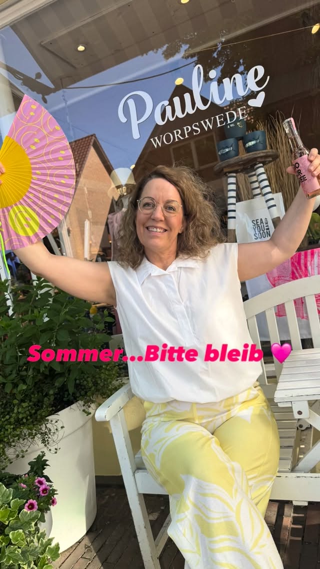 Der Sommer ist endlich da. 🩷
Und ich bin bereit. Fächer, Weinschorle, Palazzo-Hose….. mehr braucht es nicht.
Die gelbe Hose ist von LOLALIZA, die weiße Bluse von Label Dot. Leicht, luftig, genau richtig für die Tage, die jetzt kommen.
Fächer gibt’s bei uns für 15 €, die Weinschorle von Bourrée für 5,50 € – ab 18 natürlich. 😄
Komm einfach vorbei 🩷
📍 Bergstraße 26, 27726 Worpswede
🕐 Mo–So 11–18 Uhr
#paulineworpswede #worpswede #lolaliza #labeldot #sommeroutfit