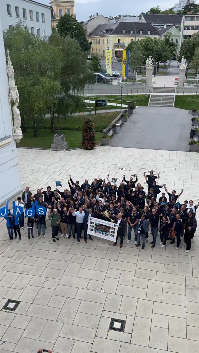 Meisterehrung im Rathaus! ๐
Diese Woche wurden wir im Rathaus Bad Vรถslau empfangen und fรผr unseren Meistertitel geehrt ๐๐ Als Erinnerung an diesen Abend gab es fรผr unser Team einen Siegeswein und ein groรes Erinnerungsbild ๐คฉ
Danke an unseren Bรผrgermeister Christian Flammer, die Stadt Bad Vรถslau, Landtagsabgeordneten Matthias Zauner und alle Beteiligten fรผr die Wertschรคtzung โ wir sind stolz, diesen Titel nach Bad Vรถslau geholt zu haben ๐
#wearejags
