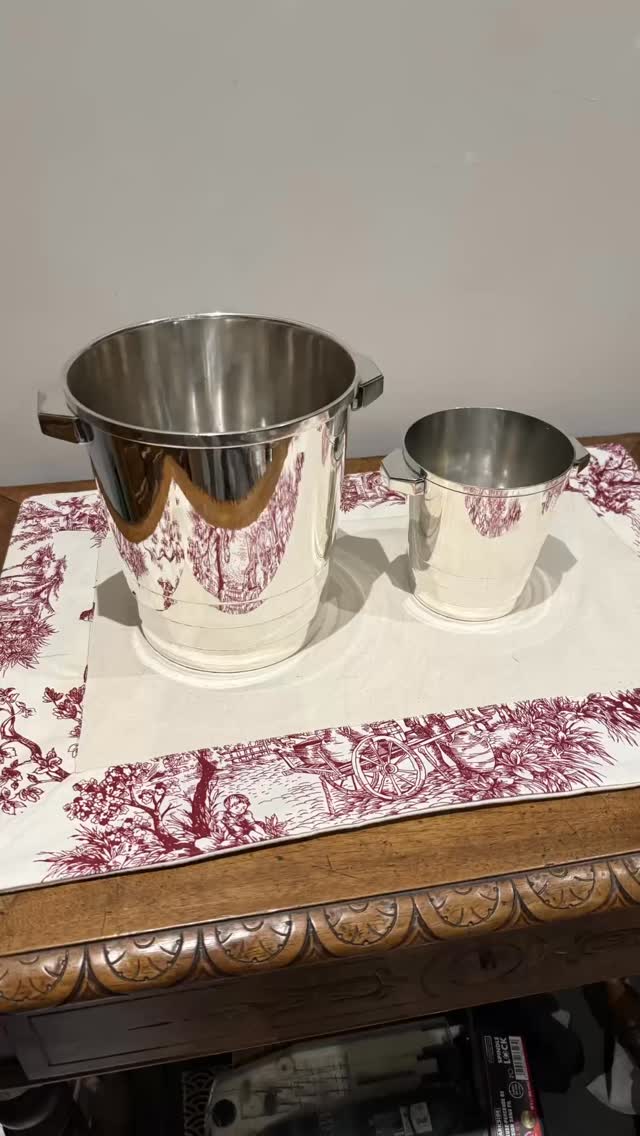 Magnifique ensemble Art Déco seau à champagne et seau à glace en métal argenté.
Gallia/ Christofle attribué à Luc Lanel .
#artdelatable #argenterie #decoration #artderecevoir #misslittlebottle