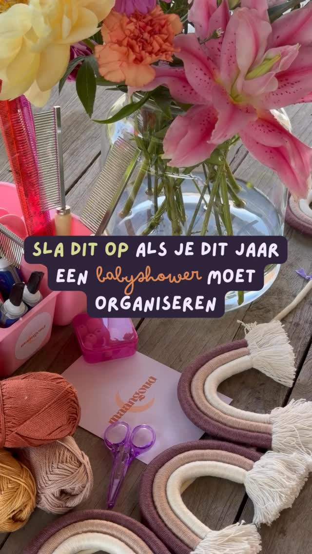 Lieve rompertjes-versieren-babyshower: 𝐡𝐞𝐭 𝐢𝐬 𝐭𝐢𝐣𝐝 𝐯𝐨𝐨𝐫 𝐢𝐞𝐭𝐬 𝐧𝐢𝐞𝐮𝐰𝐬.
Tijdens deze babyshower workshop maken jullie samen een macramé regenboogmobiel en slinger voor de mommy-to-be 💗🫧
🍼 Vanaf 8 personen
🧸 In mijn creatief atelier in Zarren of bij jullie
💕 Met mocktails & lekkers
Sla op voor later 🩷👇🏻
#babyshower #babyshowerideas #hib #babyshowerparty #workshop