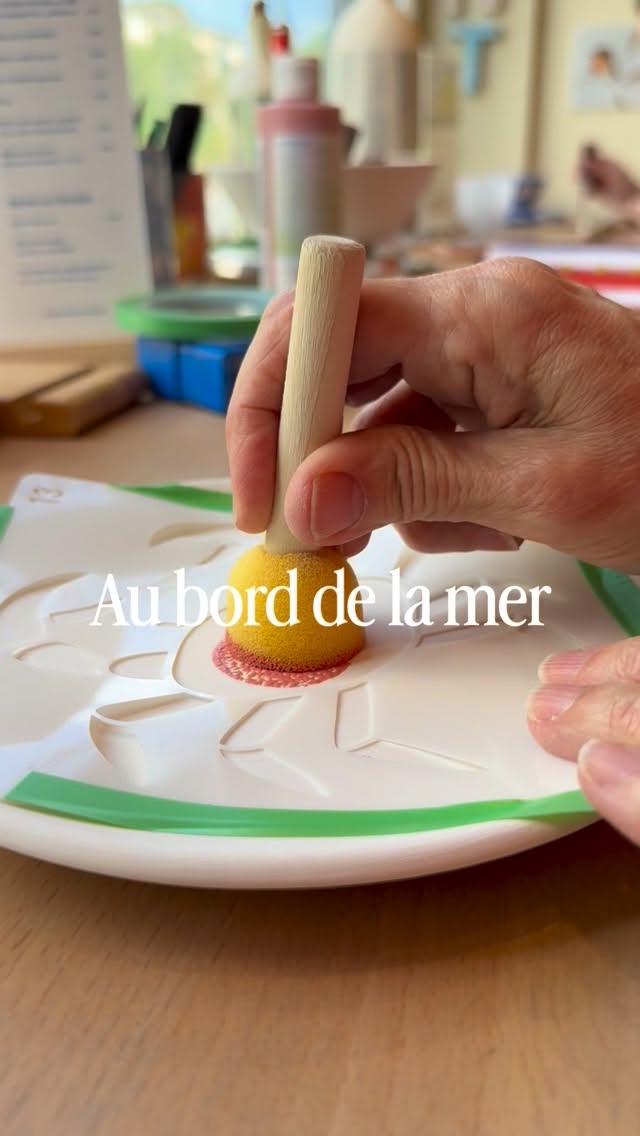 Pas besoin de savoir dessiner un crabe à main levée ! 🦀
J’ai utilisé un pochoir, disponible à l’atelier avec plein d’autres motifs.
Et pour les bulles ? Je vous montre volontiers la technique pour apporter une touche originale à vos créations.