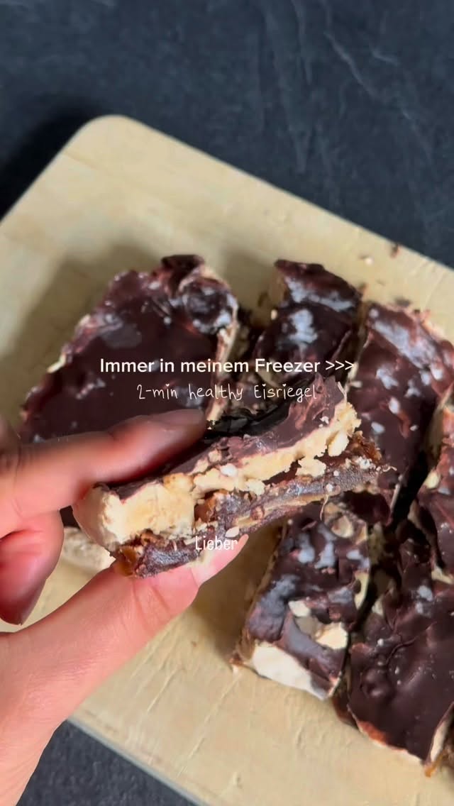 Ein gesunder Snack aus nur wenigen & nur natürlichen Zutaten, den du immer in deinem Gefrierschrank haben kannst!! Wenn du einen Snack brauchst oder einfach Appetit hast auf etwas Süßes, aber dir trotzdem etwas Gutes tun willst!!☺️🍫
✨ 2-MIN-EISRIEGEL
Zutaten:
Datteln
3 EL Joghurt
1 EL Erdnusspulver
Zimt
1 Prise Salz
50g Zartbitterschokolade, 85%
Zubereitung:
Joghurt, Erdnusspulver, Zimt & Salz vermengen. In einer mit Backpapier ausgelegten Form oder Silikonform schichten wie im Video, einfrieren & nach ca. 1h in Riegel schneiden. ENJOY!!🤩
#snack #rezept #eisriegel #sporternährung #gesundeernährung