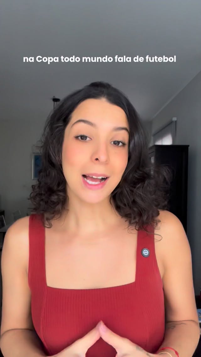 Essa panela foi criada para economizar água 🇲🇦🍲
O tagine é um dos maiores símbolos da culinária marroquina.
Mas o formato dele não é apenas decoração 👀
A tampa cônica ajuda a criar um ciclo interno de vapor:
💨 a água evapora
💧 condensa na tampa
↩️ volta para o alimento
Isso mantém a umidade e concentra os sabores durante o cozimento.
Uma solução extremamente inteligente para regiões quentes e secas, onde a água sempre foi um recurso valioso.
👉 Qual país você quer ver no próximo episódio?
#copadomundo #marrocos #tagine #alimentacao #curiosidades