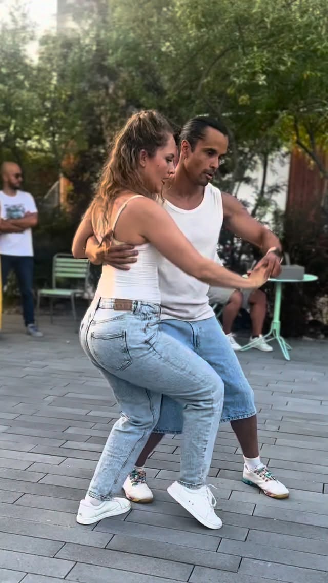 Summer season is opened @bachatabasel ☀️😎 Thank you @kikeytabea for your your workshop and great energy ☺️
We love our new garden and the chill summer vibes right next to our studio. Come and join us next time - you can find all the dates in our app or on the website. 🌻