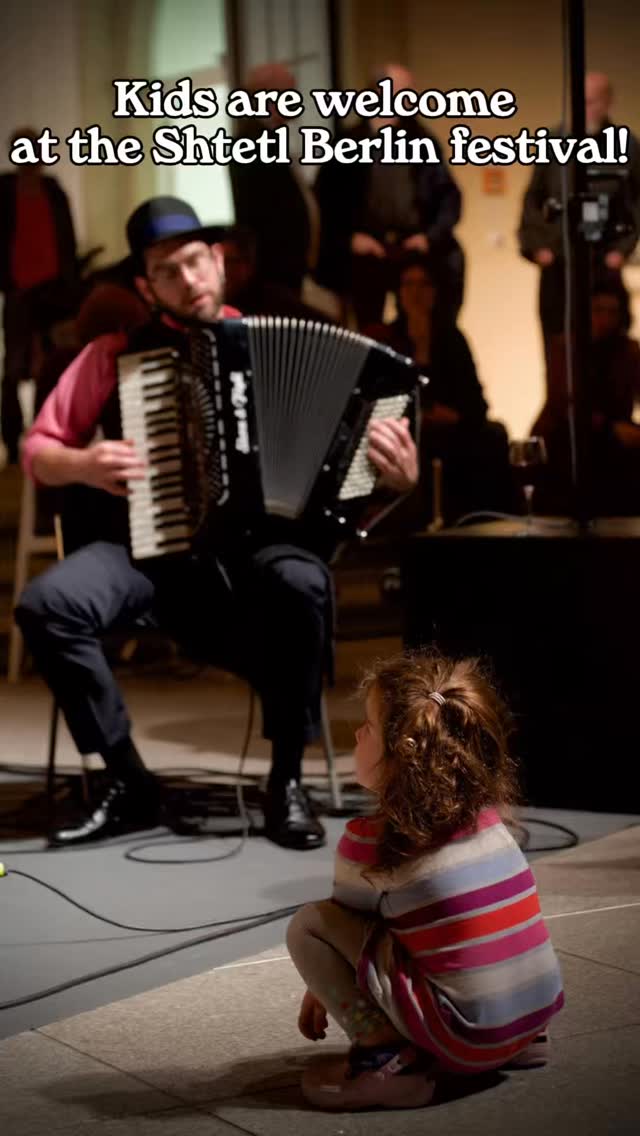 Did you know about Shtetl Berlin’s free Kids’ Program? With fun and educational programming, this is an amazing opportunity for children ages 5 and up! 🧑🧑🧒
🎭More information and RSVP on our website, link in bio!
🎶 Music from Ira Khonen Temple’s Strange Tongue.
📸 Photos by our festival photographer, Shendy Copitman.
KOSTENLOSER Kinder-Workshop (ab 5 Jahren) — 13. & 14. Juni 2026 – UfaFabrik, Viktoriastr. 10-18, Berlin
Zwei Tage jiddische Musik, Gesang und kreative Kunst für Kinder und Familien.
Eintritt frei — Anmeldung erwünscht, nicht erforderlich: shtetlberlin.com/kids
Diese Maßnahme wird gefördert im Rahmen der Partnerschaft für Demokratie „Gemeinsam in Tempelhof-Schöneberg”, die Teil des Bundesprogramms „Demokratie leben!” des BMBFSFJ ist. @ba_tempelhof_schoeneberg @arbeitundleben_bb
Für inhaltliche Aussagen und Meinungsäußerungen tragen die Publizierenden dieser Veröffentlichung die Verantwortung.
FREE Children’s Workshop (ages 5+) — 13 & 14 June 2026 – UfaFabrik, Viktoriastr. 10-18, 12105 Berlin
Two days of Yiddish music, song, and creative arts for kids and families. Taking place alongside the Shtetl Festival 2026.
Free entry — RSVP welcome but not required: shtetlberlin.com/kids
Supported as part of the Partnerschaft für Demokratie “Gemeinsam in Tempelhof-Schöneberg”, a programme within the federal “Demokratie leben!” initiative of the BMBFSFJ. @ba_tempelhof_schoeneberg @arbeitundleben_bb
The publishers of this post are responsible for its content and opinions.
#family #yiddish #klezmer #childcare #education