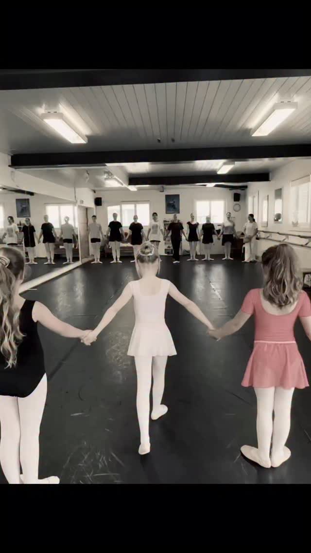 Kleine Füsse, grosse Vorbilder, gemeinsam wachsen und voneinander lernen🌙
Unsere jüngeren Tänzerinnen üben Seite an Seite mit den älteren Mädchen🧑🏻🩰sie teilen nicht nur Schritte und Choreografien, sondern auch wertvolle Erfahrungen und Vertrauen🤍
Magie des Miteinanders✨
EMERALD DREAMS 🌙
27. JUNI 19 Uhr
28. Juni 11 Uhr und 15 Uhr
📍 Mehrzweckhalle Utzenstorf
#showtime #balletstudent #balletschoolbarbarabortoli #emeralddreams #utzenstorf