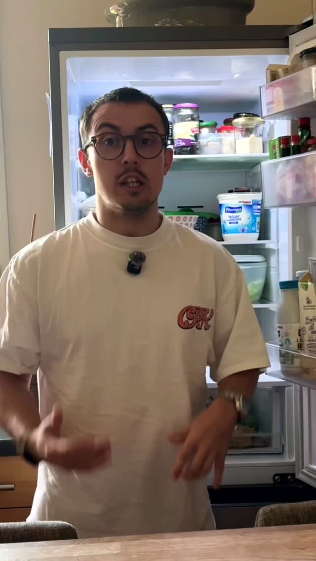 FATAL ERROR, ep 01 - COFFEE IN THE FRIDGE
Ne JAMAIS mettre ton café au frigo.
Il s’abîme beaucoup plus, absorbe les odeurs et prend des coups de chaud et de froid à chaque fois que tu ouvres ton frigo.
A la place: mets le dans un sachet hermétique, à l’abri de la lumière.
Et évite de l’ouvrir 10x par jour.
#onecupatadiviso
#coffeeaddict #coffeetips #brewing