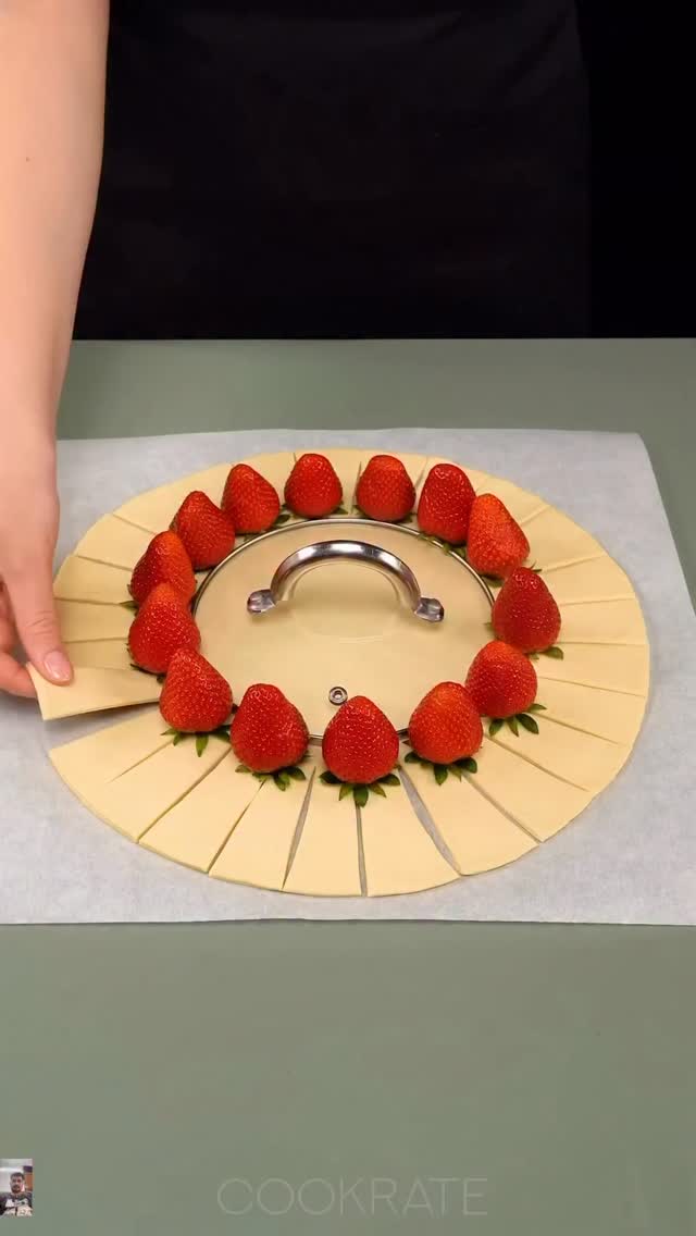 It’s the season 🍓! Great recipe by @cookrate.recipe Strawberry and puff pastry cake that looks like it was made in a bakery. Quick and easy
.
.
.
.
.
#cookrecipe #cakedesign #cakelover #cakeart #cakedecorating