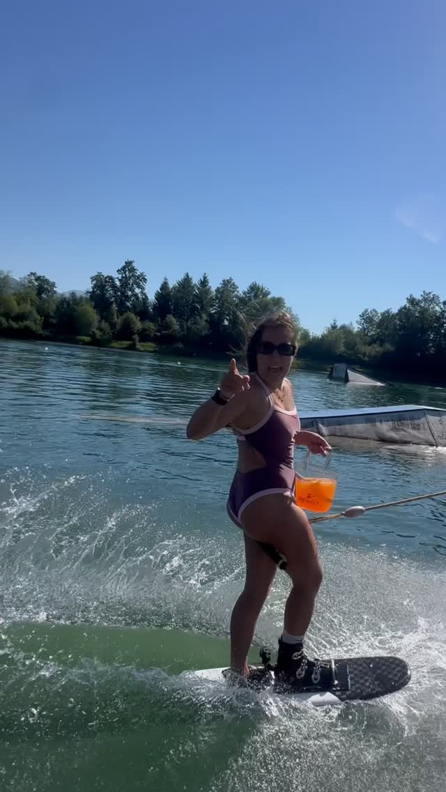 Morgen ist es soweit – LAKE BEATS SPECIAL EDITION SONNWEND🌞🧡
Perfekte Bedingungen, lange Fahrzeiten und Sommerfeeling bis zum Sonnenuntergang.
Specials morgen:
• @she.sendz Girls Wakeboard Session – Last-Minute-Anmeldung noch möglich, einfach direkt bei den Mädels von @she.sendz melden.
• Tageskarte = fahren bis zum Sonnenuntergang (voraussichtlich bis 21:30 Uhr)
• Beachbar ab 17 Uhr geöffnet
• DJ & Summer Vibes
• Cold Drinks und der perfekte Ausklang eines heißen Sommertages
Also schnappt euch eure Crew, kommt an den See und genießt mit uns den längsten Tag des Jahres.
Wir sehen uns am Wasser. 🌅
#lakebeats #wakeparkkiefersfelden #sundowner #dj #beachbar