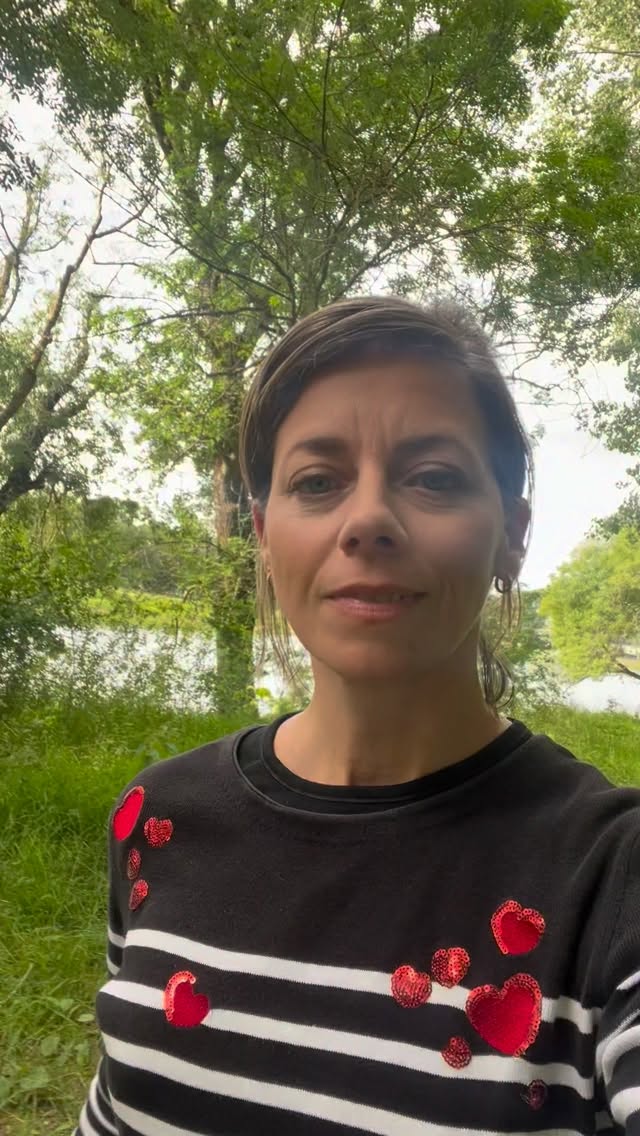 « Je m’ennuie… »
Tu étais partie pour une jolie balade et voilà que ton enfant tourne en rond, traîne des pieds ou te réclame déjà de rentrer.
Et si tu lui donnais simplement une mission ?
Trouver 8 feuilles différentes. Les comparer. Observer leurs formes. Chercher leurs particularités.
D’un coup, la balade change.
L’enfant qui s’ennuyait devient explorateur.
Celui qui passait sans regarder commence à remarquer les détails.
Et quand la mission semble terminée, une nouvelle découverte commence : les empreintes de feuilles.
Une feuille, un crayon, quelques couleurs… et la magie apparaît sous ses yeux.
C’est souvent comme ça que naissent les plus belles explorations : avec une idée toute simple qui rallume l’envie de découvrir.
🌿 La carte « Chasse aux feuilles » est offerte.
Télécharge-la gratuitement via le lien en bio.
✨ Abonne-toi pour découvrir d’autres activités nature simples à réaliser avec ton enfant ✨
#tempsdehors #activitesenfants #natureenfamille #enfantsdehors #activitesenfamille