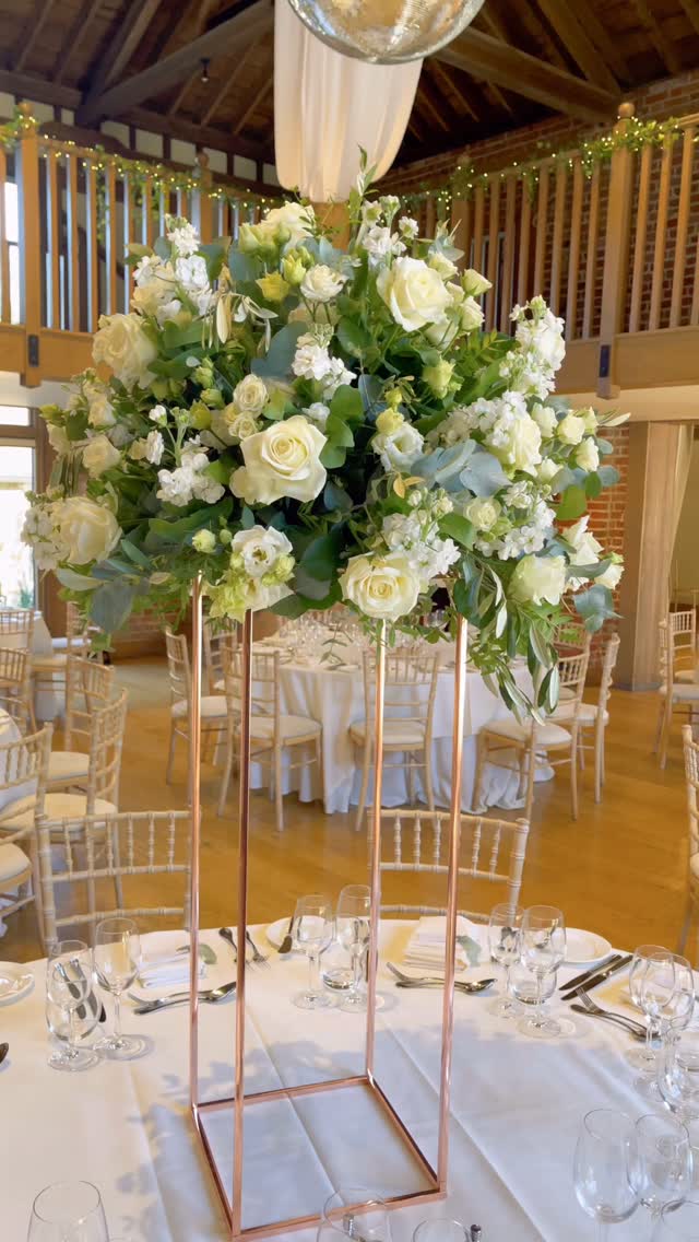 How pretty does this wedding look @gaynespark
#weddingflowers #essexflorist #weddinginspiration #floraldesign