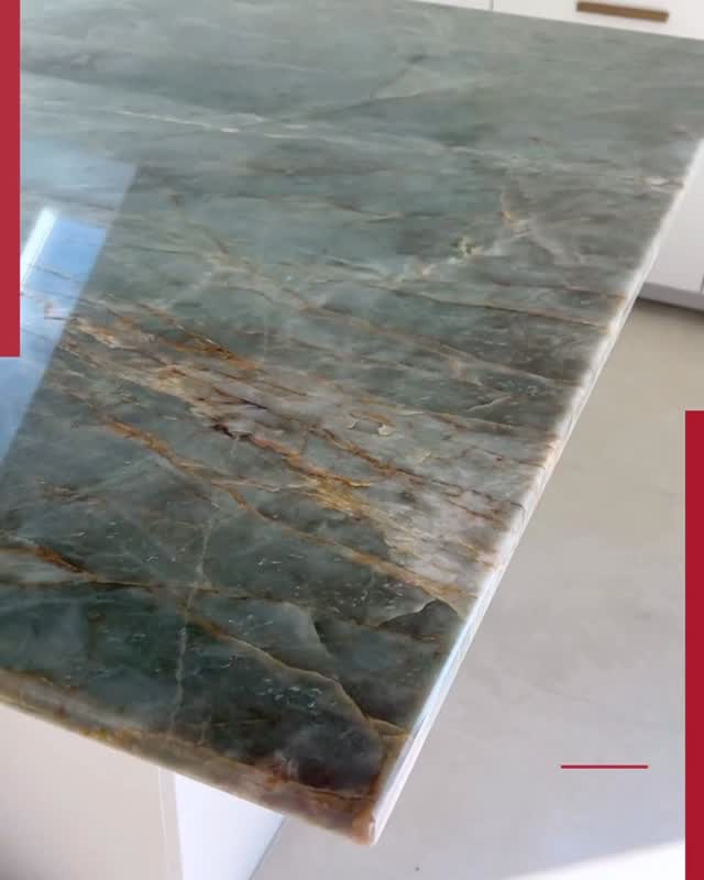 ✨ Quand la pierre naturelle sublime la cuisine ✨
Découvrez la pose de ce magnifique projet sur-mesure en pierre naturelle : plan de travail, îlot central et crédences réalisés en Quartzite Jadore.
Avec ses nuances chaleureuses de verts, son veinage doré unique et sa résistance exceptionnelle, le Quartzite Jadore apporte caractère et élégance à cet espace de vie. Chaque décor étant unique, chaque projet devient une création exclusive.
Du conseil à la pose finale, nos équipes mettent leur savoir-faire au service de réalisations durables et raffinées.
📍 Plan de travail
📍 Îlot central
📍 Crédences
📍 Pierre naturelle Quartzite Jadore
#quartzitejadore #pierrenaturelle #cuisinesurmesure #plandetravail