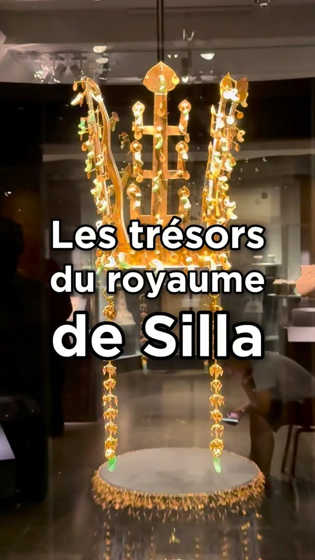 Jusqu’au 31 août 2026, le musée Guimet présente « ✨ Silla : l’Or et le Sacré - Trésors royaux de Corée », une exposition exceptionnelle consacrée au royaume de Silla, une civilisation qui a marqué l’histoire de la Corée pendant près de mille ans. C’est d’ailleurs la première fois qu’une exposition de cette ampleur est présentée en Europe. Un royaume exceptionnel où le pouvoir, l’art et les croyances étaient étroitement liés, et dont vous allez découvrir les origines légendaires de 57 avec JC jusqu’à sa chute en 935. Votre voyage débute à Gyeongju, ancienne capitale du royaume, qui conserve encore les traces visibles de ce passé prestigieux. L’un des temps forts de l’exposition est consacré aux incroyables trésors découverts dans les tombeaux royaux : couronnes en or, bijoux raffinés, parures de jade et objets précieux témoignent du savoir-faire exceptionnel des artisans de Silla et de l’ouverture du royaume sur les grandes routes d’échanges de l’Asie. Avec l’arrivée du bouddhisme comme religion majeure, ces richesses prennent aussi une dimension spirituelle que l’on retrouvent dans les temples et à travers les objets sacrés. Vous allez pouvoir approcher des œuvres remarquables, dont plusieurs trésors nationaux présentés pour la toute première fois hors de Corée du Sud au Musée Guimet jusqu’au 31 août 2026.
————
📍Musée Guimet
6, place d’Iéna - Paris 16
Ouvert tous les jours sauf le mardi, de 10h à 18h
🎟️ Plein tarif : 15€ - Tarif réduit : 12€ - Le billet donne accès à l’ensemble des expositions et aux collections permanentes
Gratuit pour les moins de 26 ans ressortissants de l’Union Européenne
Entrée gratuite le 1er dimanche de chaque mois
ℹ️ Infos et réservations sur guimet.fr
#museeguimet #artasiatique #coreedusud #parismusees #expositionparis