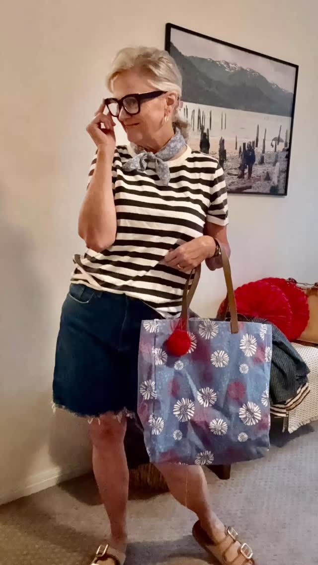 A scarf 🧣 with stripes? Well, yes! A bandanna, a nautical vibe, even more stripes or a lighter hue of blue. Or bold red and royal blue! 🇺🇸It’s hard to choose! I picked the lighter blue today to match my tote. Play day again. Would you mix stripes with scarves? 🤗#thymemag #julyscarf #stripes