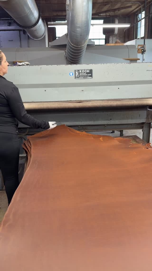 The polish is where the magic happens. Aged Bark develops its deepest pull-up right here, oils shifting with every flex #madeinamerica #leather #leathercraft