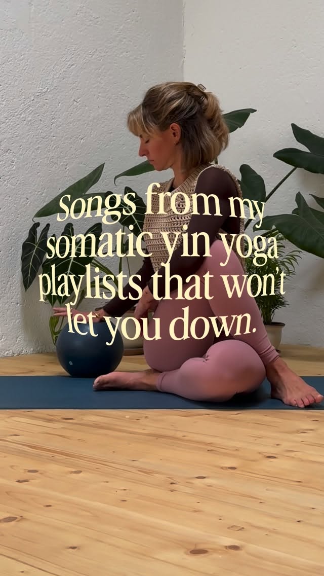 5 Songs from my latest Somatic Yin Yoga Playlists. 🎶
Was viele nicht sehen:
Eine gute Yoga-Playlist entsteht nicht dadurch, dass wir einfach schöne Musik sammelt.
Sie entsteht, wenn Sound, Thema, Nervensystem, Klassenaufbau und deine eigene Persönlichkeit zusammenkommen.
Genau deshalb liebe ich Soundscaping so sehr.🫀
In meinem Soundscaping Workshop zeige ich Yogalehrer*innen, wie sie authentische Playlists gestalten, die nicht nur „gut klingen“, sondern ihre Klassen wirklich unterstützen und den Raum bewusst mitgestalten.
✨ New dates in July - tbd
Wenn du über den ONLINE WORKSHOP informiert werden möchtest, trag dich über den Link in meiner Bio in meinen Newsletter ein. Dort erfährst du als Erste*r von neuen Terminen.
Welcher Song darf auf deiner Yin Playlist niemals fehlen? 👇🎧
.
.
#soundscaping #yogaplaylist #somaticyoga #somaticyinyoga #yogalehrerin yinyoga yogateachertraining embodiment yogacommunity