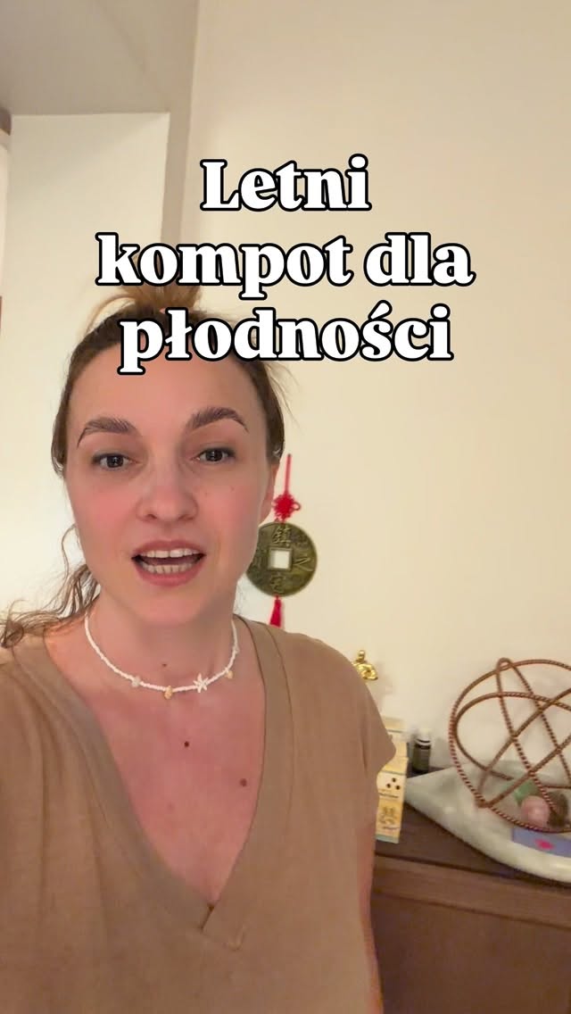 🍒 Kompot dla płodności, długowieczności i urody
W medycynie chińskiej to, co jemy każdego dnia, ma realny wpływ na kondycję organizmu.
Dlatego latem często polecam właśnie taki prosty kompot z czereśni, jagód goji i – dla osób z tendencją do wychłodzenia – goździków.
Dlaczego?
❤️ Odżywia Krew – wspierając prawidłowy przebieg cyklu menstruacyjnego oraz dobre odżywienie jajników i endometrium.
🌱 Wzmacnia Nerki – które w medycynie chińskiej są fundamentem płodności i przechowują Jing, czyli esencję życia. Dobrze odżywione Nerki wspierają jakość komórek jajowych.
💧 Nawilża i uzupełnia płyny – wspierając regenerację organizmu, szczególnie po miesiączce.
🔥 Delikatnie ogrzewa organizm (jeśli dodasz goździki) – co może być korzystne przy osłabionym trawieniu, wolniejszej przemianie materii oraz u kobiet z tendencją do wychłodzenia i uczucia zimna w obrębie miednicy.
W medycynie chińskiej to, co wspiera płodność, często jednocześnie wspiera długowieczność i urodę. Odżywienie Krwi, Nerek i Jing wpływa nie tylko na płodność, ale również na promienną cerę, mocniejsze włosy, więcej energii i zachowanie kobiecego blasku na długie lata.
To nie jest magiczny napój. To jeden z wielu małych elementów, które pomagają budować organizm gotowy na ciążę. Bo medycyna chińska działa właśnie w ten sposób – zdrowie i płodność wspiera się każdego dnia, również poprzez codzienne wybory na talerzu. ❤️
Zaopiekuj się sobą w Bertha Holistic 🍀