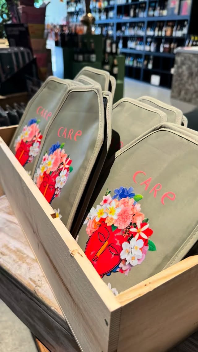 Vaderdag komt eraan! 👔🍷
Op zoek naar een cadeau voor een vader die van wijn houdt?
Ik heb leuke én praktische wijnaccessoires die iedere wijnliefhebber kan waarderen:
🍷 Kurkentrekkers
🍷 Wijnkoelers
🍷 Wijnglazen
🍷 Cadeaupakketten
🍷 Wijnstoppers voor zowel stille als mousserende wijnen.
Kom langs in de winkel en laat je adviseren. Ik pak het cadeau natuurlijk feestelijk voor je in 🎁✨
📍 Vino Veno Vollenhove
#vaderdag #vaderdagcadeau #vinoveno #vollenhove #wijnliefhebber