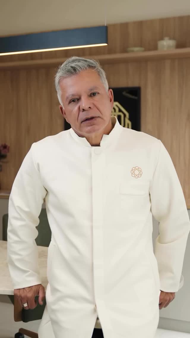 Um lembrete necessário...
Sabe aquele vídeo que a gente precisa ver e rever? Pois é. Decidi trazer esse momento de volta porque a mensagem continua mais atual do que nunca.
Muitas vezes, a gente se acostuma com a dor nas costas só porque “todo mundo sente”. Ouvimos o vizinho reclamar, o colega de trabalho, o familiar... e acabamos achando que faz parte da rotina.
Mas lembre-se: pode até ser comum, mas NÃO é normal.
Cuidado com o condicionamento de aceitar a dor como parte de quem você é. Você merece viver com qualidade e sem limitações!
#tbt #saude #qualidadedevida #bemestar #coluna