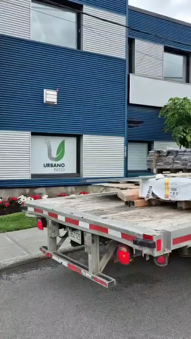 3 chantiers en cours, une plateforme bien chargée et du composite prêt à être installé.
Chaque projet avance avec organisation, précision et savoir-faire. Chez Urbano Patio, on prépare chaque chantier avec soin pour assurer un résultat solide, propre et durable.
#UrbanoPatio #ChantierEnCours #Composite #PatioComposite #PatioMontreal #TerrasseComposite #travauxextérieurs